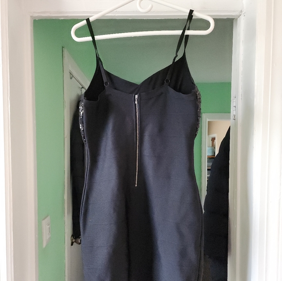 Guess women's stretchy, sophisticated dress. - Picture 2 of 8